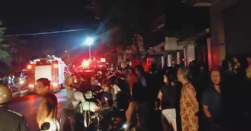 Đôi vợ chồng cùng con gái tử vong trong ngôi nhà cháy - 1 Đôi vợ chồng cùng con gái tử vong trong ngôi nhà cháy - 1