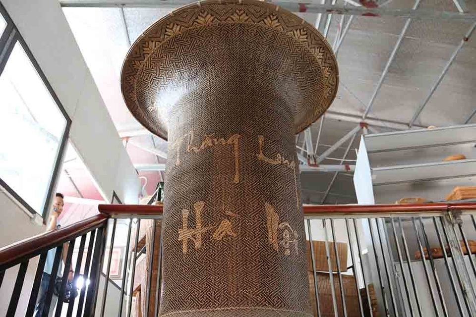 Lộc bình khổng lồ cao hai tầng nhà bằng mây tre đan của nghệ nhân Hà Nội - 5 Lộc bình khổng lồ cao hai tầng nhà bằng mây tre đan của nghệ nhân Hà Nội - 5