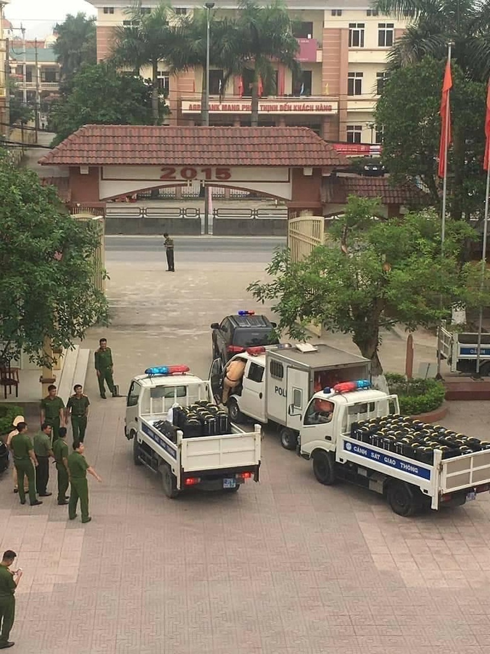 Tịch thu chiếc ô tô chở đối tượng trong đường dây vận chuyển 1 tấn ma túy đá - 8 Tịch thu chiếc ô tô chở đối tượng trong đường dây vận chuyển 1 tấn ma túy đá - 8
