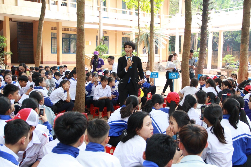 Hoa hậu H’Hen Niê tham gia tư vấn pháp luật về phòng chống bạo lực học đường - 2 Hoa hậu H’Hen Niê tham gia tư vấn pháp luật về phòng chống bạo lực học đường - 2