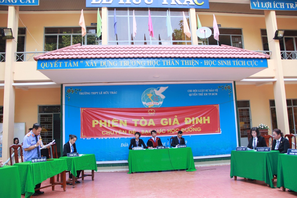 Hoa hậu H’Hen Niê tham gia tư vấn pháp luật về phòng chống bạo lực học đường - 1 Hoa hậu H’Hen Niê tham gia tư vấn pháp luật về phòng chống bạo lực học đường - 1