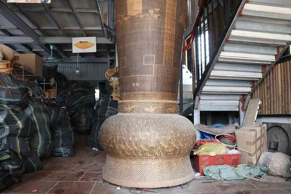 Lộc bình khổng lồ cao hai tầng nhà bằng mây tre đan của nghệ nhân Hà Nội - 2 Lộc bình khổng lồ cao hai tầng nhà bằng mây tre đan của nghệ nhân Hà Nội - 2