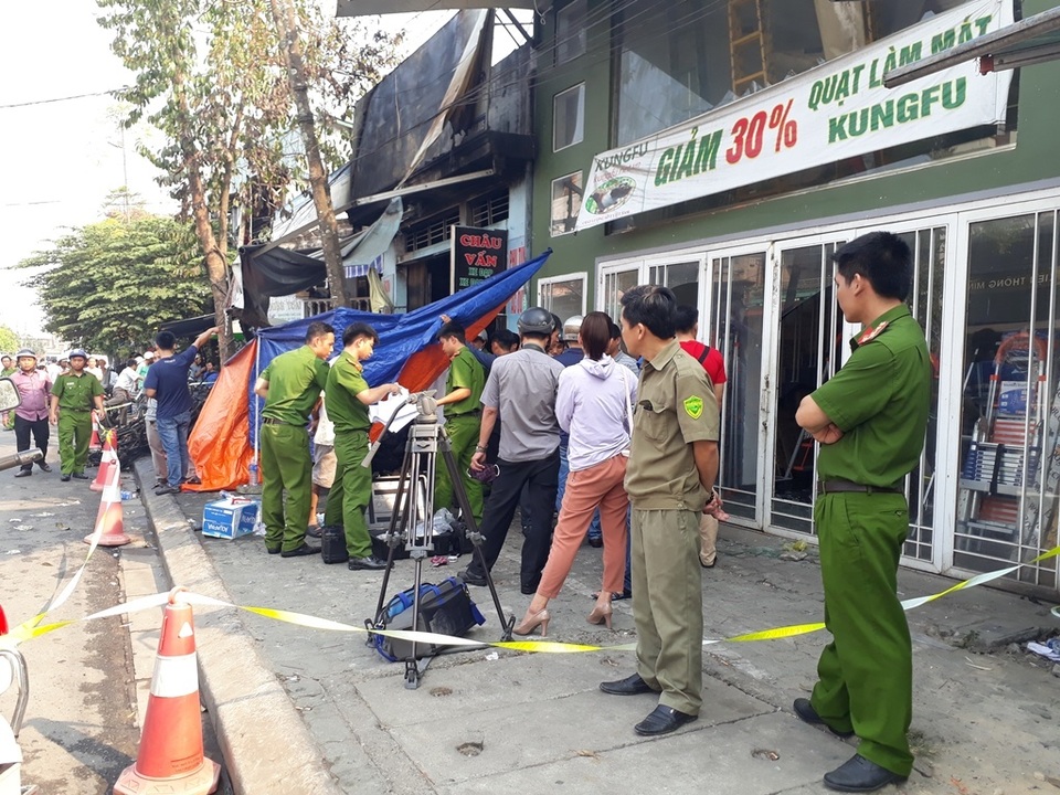 Hình ảnh hiện trường vụ cháy khiến 3 người trong gia đình tử vong - 10 Hình ảnh hiện trường vụ cháy khiến 3 người trong gia đình tử vong - 10