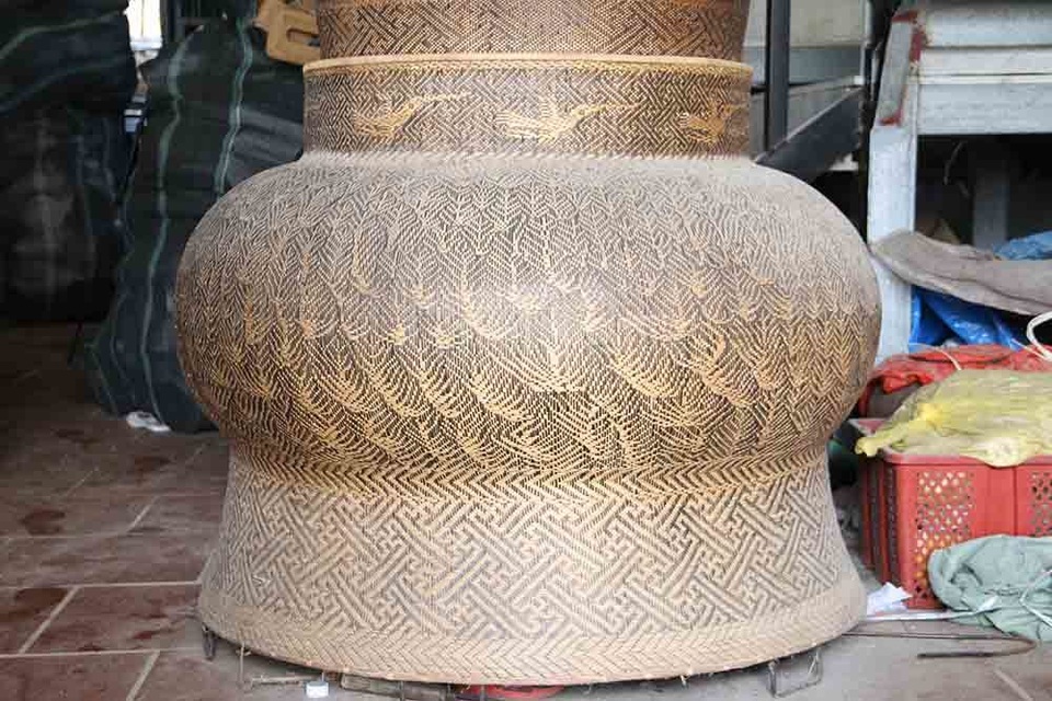 Lộc bình khổng lồ cao hai tầng nhà bằng mây tre đan của nghệ nhân Hà Nội - 3 Lộc bình khổng lồ cao hai tầng nhà bằng mây tre đan của nghệ nhân Hà Nội - 3