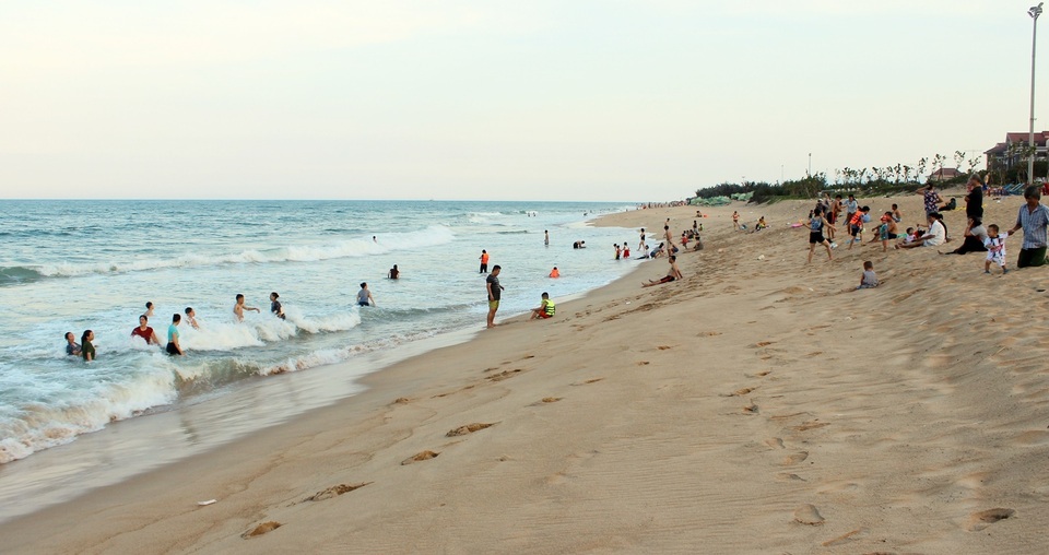 Du khách lo lắng vì sự mất an toàn khi tắm biển Tuy Hoà - 2