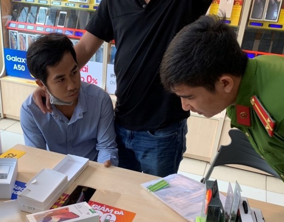 Bắt nam thanh niên sử dụng giấy tờ giả mua hàng trả góp - 1