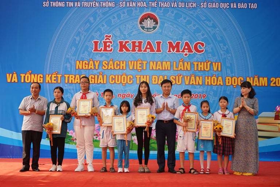 Hàng ngàn người dân, học sinh đến với ngày hội đọc sách - 3 Hàng ngàn người dân, học sinh đến với ngày hội đọc sách - 3
