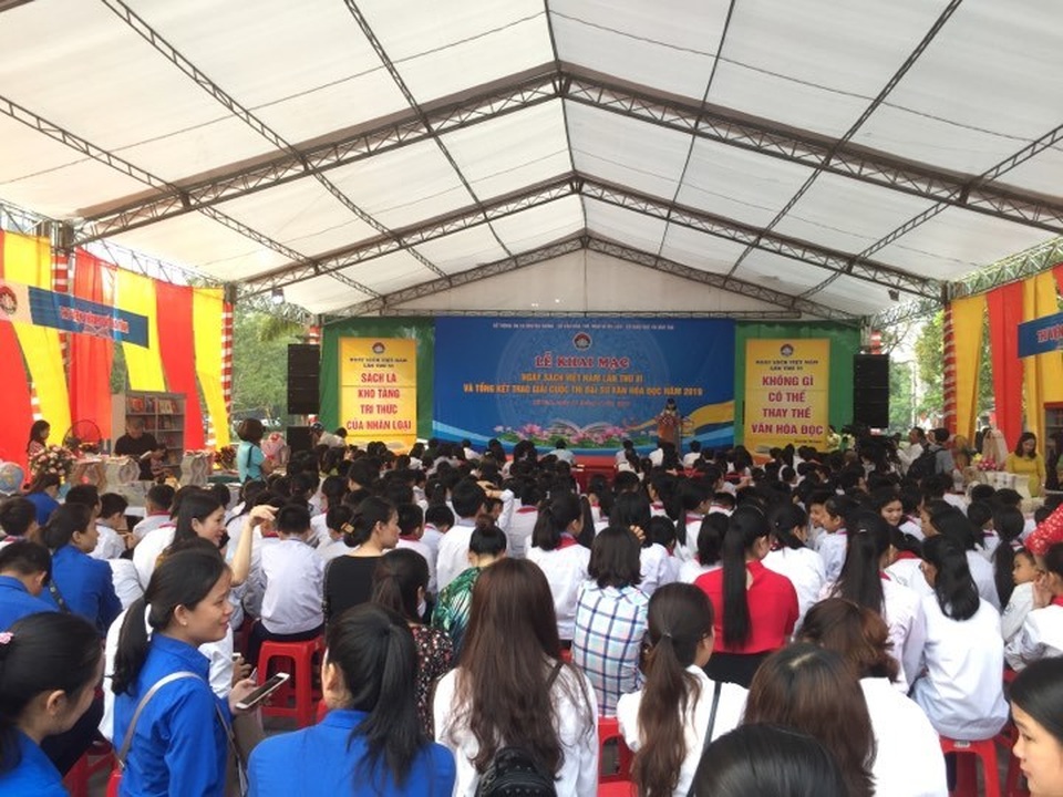 Hàng ngàn người dân, học sinh đến với ngày hội đọc sách - 1 Hàng ngàn người dân, học sinh đến với ngày hội đọc sách - 1
