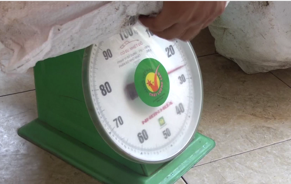 Khám xét nhà nghi can cầm đầu đường dây vận chuyển 1 tấn ma túy đá - 10