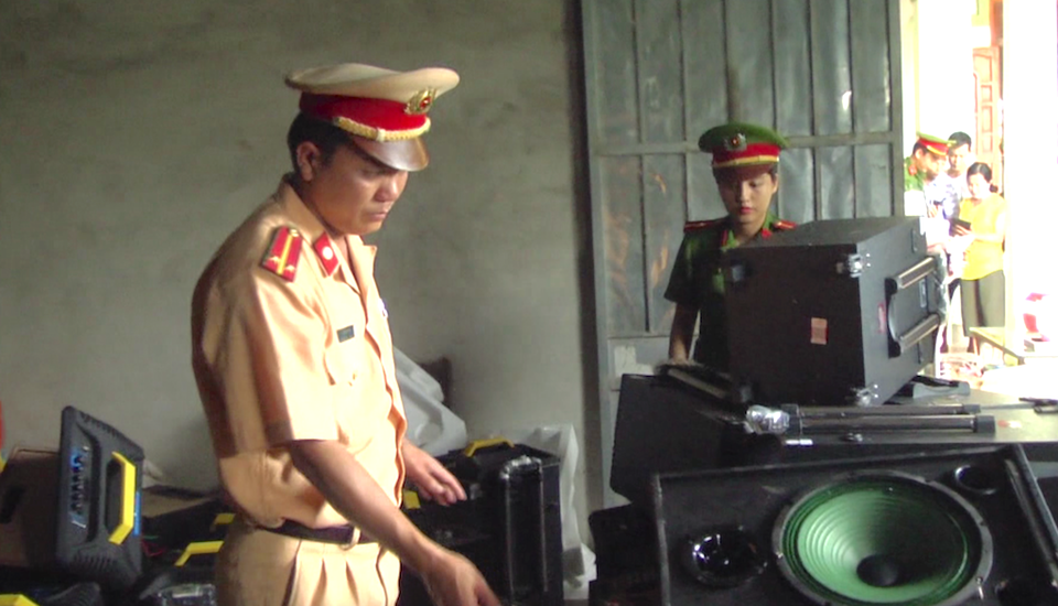 Tịch thu chiếc ô tô chở đối tượng trong đường dây vận chuyển 1 tấn ma túy đá - 1 Tịch thu chiếc ô tô chở đối tượng trong đường dây vận chuyển 1 tấn ma túy đá - 1