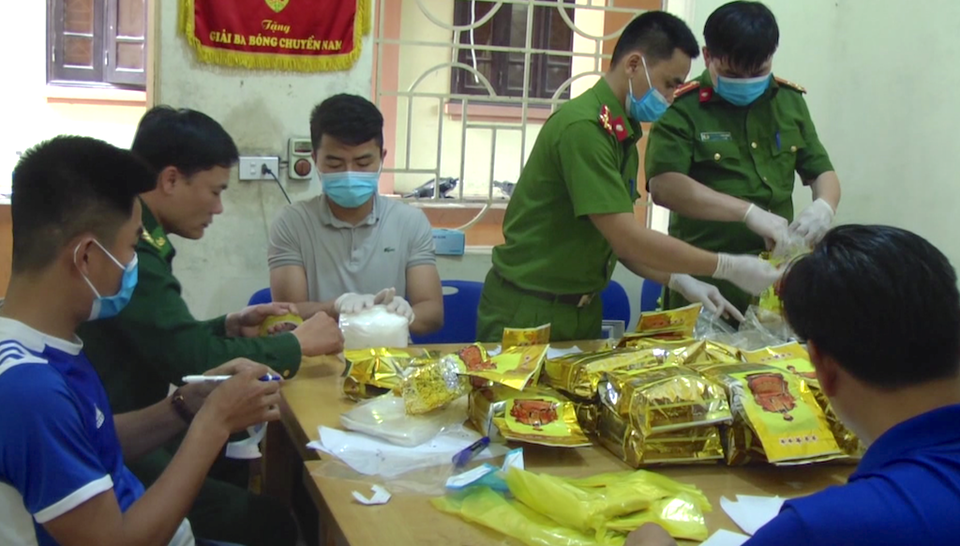 Tịch thu chiếc ô tô chở đối tượng trong đường dây vận chuyển 1 tấn ma túy đá - 7 Tịch thu chiếc ô tô chở đối tượng trong đường dây vận chuyển 1 tấn ma túy đá - 7
