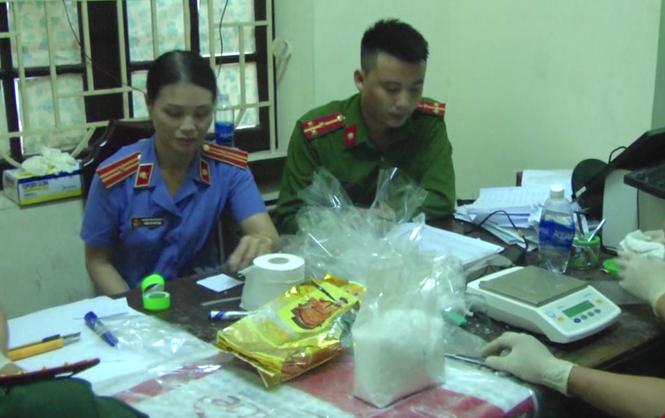 Khám xét nhà nghi can cầm đầu đường dây vận chuyển 1 tấn ma túy đá - 6