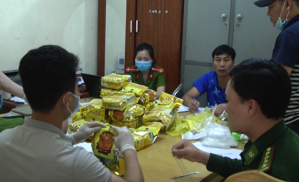 Khám xét nhà nghi can cầm đầu đường dây vận chuyển 1 tấn ma túy đá - 7