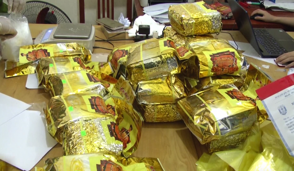 Khám xét nhà nghi can cầm đầu đường dây vận chuyển 1 tấn ma túy đá - 12