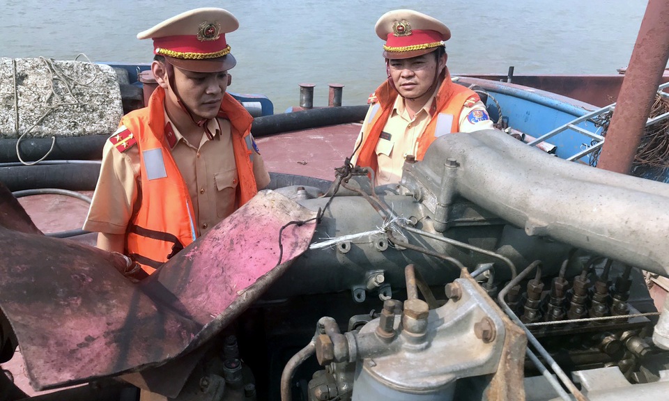 Hà Nội: Liên tiếp bắt giữ 5 tàu khai thác cát trái phép trên sông Hồng - 1