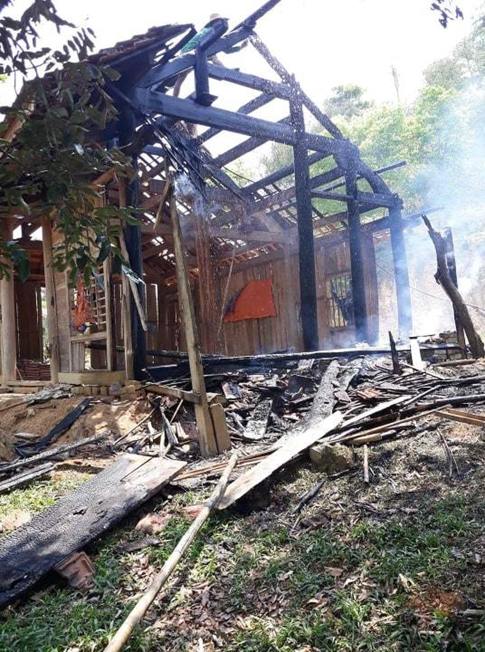 Cụ bà 70 tuổi thoát nạn trong căn nhà gỗ bốc cháy - 2