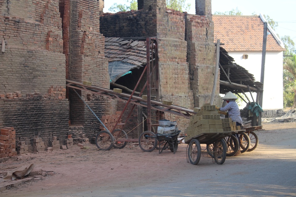 Hàng trăm lò gạch thủ công vẫn nhả khói hành dân - 3 Hàng trăm lò gạch thủ công vẫn nhả khói hành dân - 3