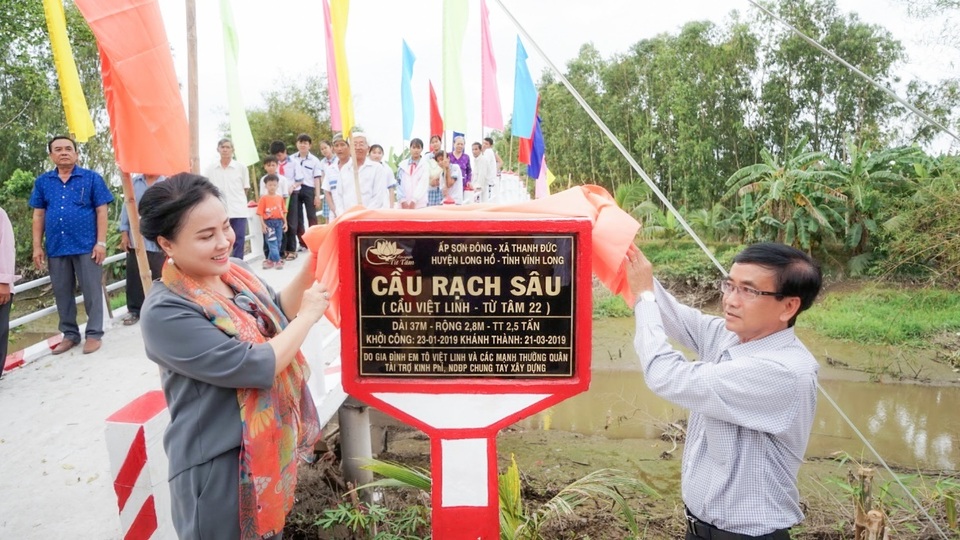 Khánh thành cây cầu dân sinh giúp người nghèo tại ấp Sơn Đông - 2 Khánh thành cây cầu dân sinh giúp người nghèo tại ấp Sơn Đông - 2