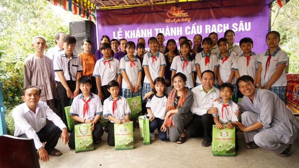 Khánh thành cây cầu dân sinh giúp người nghèo tại ấp Sơn Đông - 3 Khánh thành cây cầu dân sinh giúp người nghèo tại ấp Sơn Đông - 3