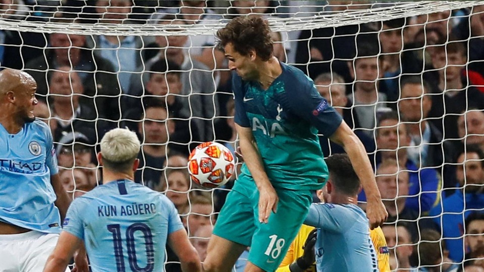Vì sao trọng tài từ chối bàn thắng định mệnh của Man City? - 2 Vì sao trọng tài từ chối bàn thắng định mệnh của Man City? - 2