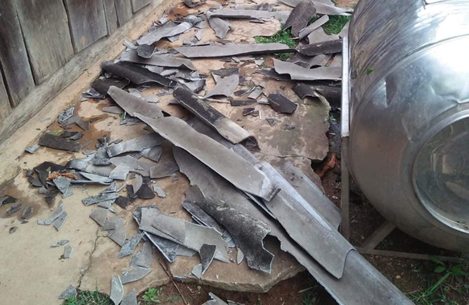 Lốc xoáy kèm mưa lớn làm hư hại hàng chục ngôi nhà - 3 Lốc xoáy kèm mưa lớn làm hư hại hàng chục ngôi nhà - 3