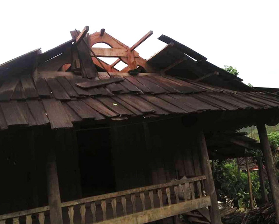 Lốc xoáy kèm mưa lớn làm hư hại hàng chục ngôi nhà - 1 Lốc xoáy kèm mưa lớn làm hư hại hàng chục ngôi nhà - 1