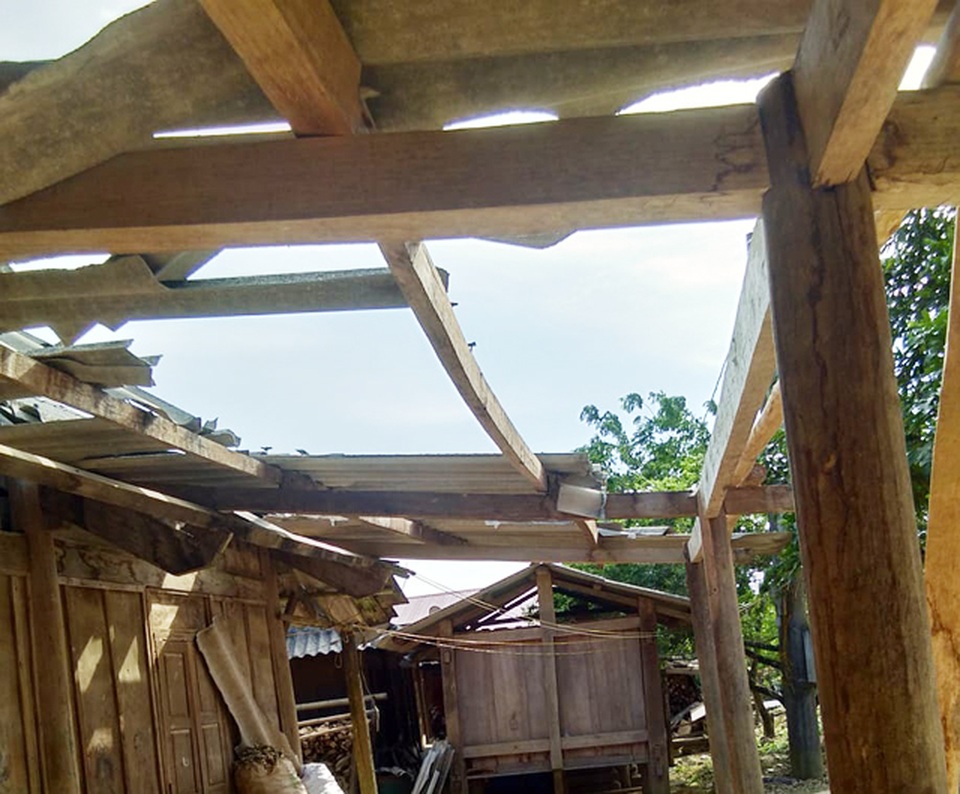 Lốc xoáy kèm mưa lớn làm hư hại hàng chục ngôi nhà - 2 Lốc xoáy kèm mưa lớn làm hư hại hàng chục ngôi nhà - 2