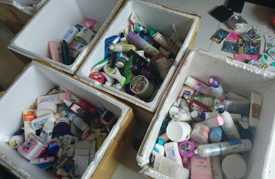 Gom mỹ phẩm quá hạn về sang chiết giả các thương hiệu nổi tiếng - 2 Gom mỹ phẩm quá hạn về sang chiết giả các thương hiệu nổi tiếng - 2