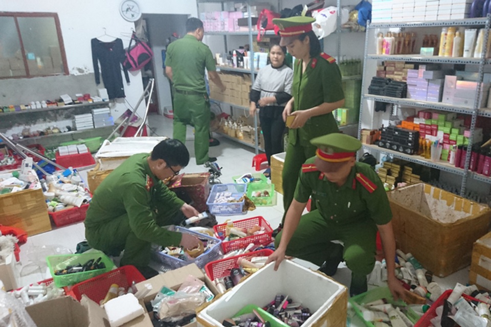 Gom mỹ phẩm quá hạn về sang chiết giả các thương hiệu nổi tiếng - 1 Gom mỹ phẩm quá hạn về sang chiết giả các thương hiệu nổi tiếng - 1