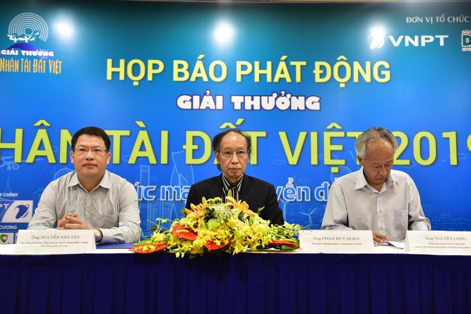 Khởi động Giải thưởng Nhân tài Đất Việt 2019: Sản phẩm đầu tiên được gửi từ Paris - 4 Khởi động Giải thưởng Nhân tài Đất Việt 2019: Sản phẩm đầu tiên được gửi từ Paris - 4