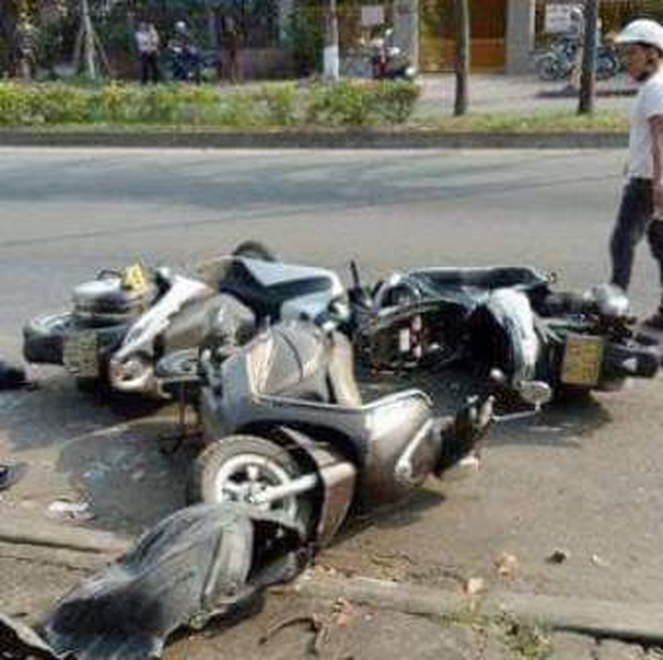 Dừng mua nước mía, 3 phụ nữ bị ô tô tông nhập viện - 1 Dừng mua nước mía, 3 phụ nữ bị ô tô tông nhập viện - 1