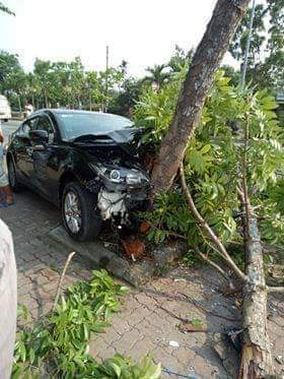 Dừng mua nước mía, 3 phụ nữ bị ô tô tông nhập viện - 2 Dừng mua nước mía, 3 phụ nữ bị ô tô tông nhập viện - 2