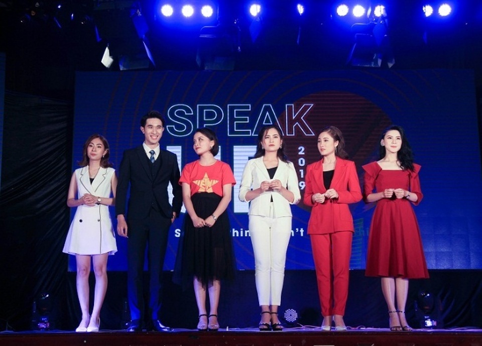 Nữ sinh trường Báo khéo ứng biến giành Quán quân cuộc thi dẫn chương trình - 1