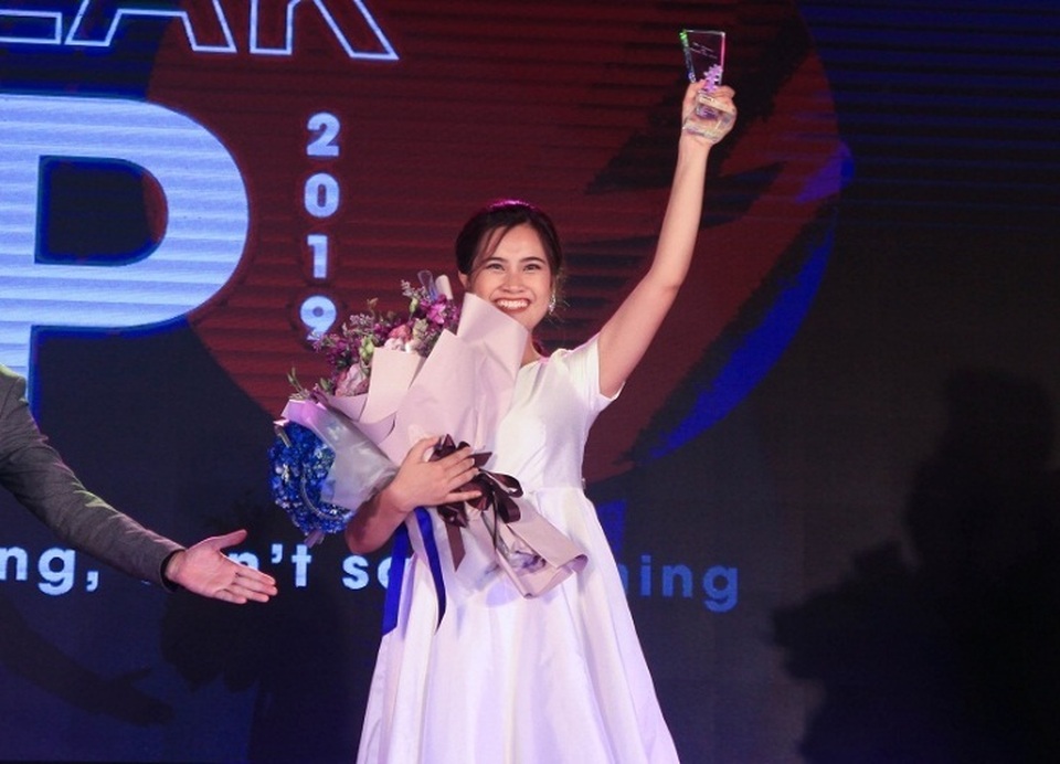 Nữ sinh trường Báo khéo ứng biến giành Quán quân cuộc thi dẫn chương trình - 2