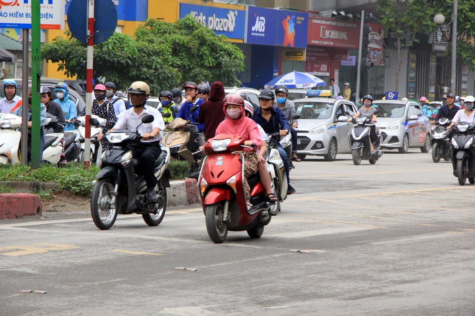 Hà Nội: Xe máy lũ lượt đi ngược chiều trên làn BRT - 14 Hà Nội: Xe máy lũ lượt đi ngược chiều trên làn BRT - 14