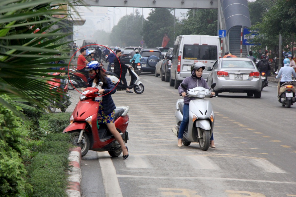 Hà Nội: Xe máy lũ lượt đi ngược chiều trên làn BRT - 6 Hà Nội: Xe máy lũ lượt đi ngược chiều trên làn BRT - 6