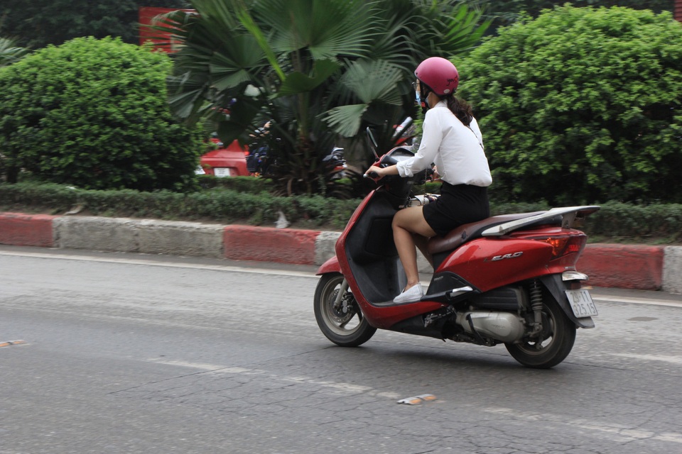 Hà Nội: Xe máy lũ lượt đi ngược chiều trên làn BRT - 3 Hà Nội: Xe máy lũ lượt đi ngược chiều trên làn BRT - 3