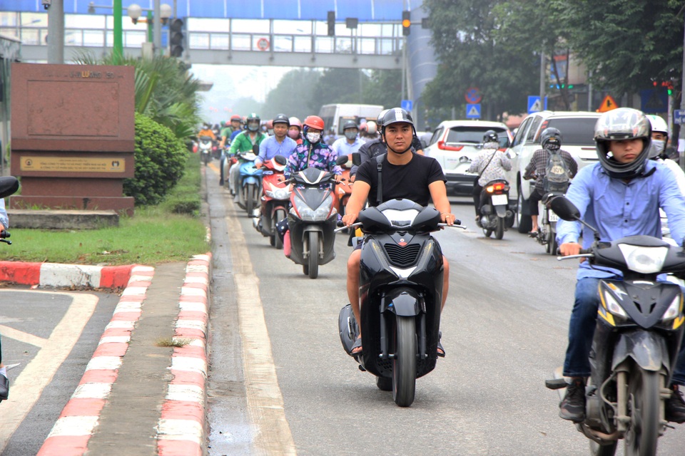 Hà Nội: Xe máy lũ lượt đi ngược chiều trên làn BRT - 8 Hà Nội: Xe máy lũ lượt đi ngược chiều trên làn BRT - 8