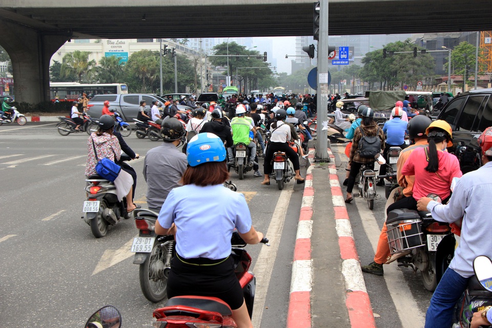 Hà Nội: Xe máy lũ lượt đi ngược chiều trên làn BRT - 11 Hà Nội: Xe máy lũ lượt đi ngược chiều trên làn BRT - 11