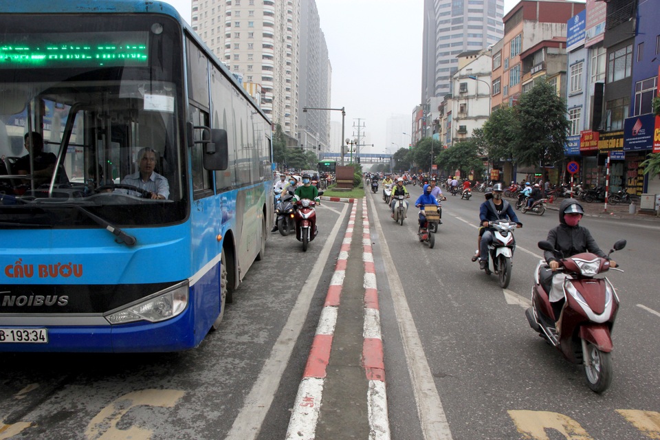 Hà Nội: Xe máy lũ lượt đi ngược chiều trên làn BRT - 13 Hà Nội: Xe máy lũ lượt đi ngược chiều trên làn BRT - 13