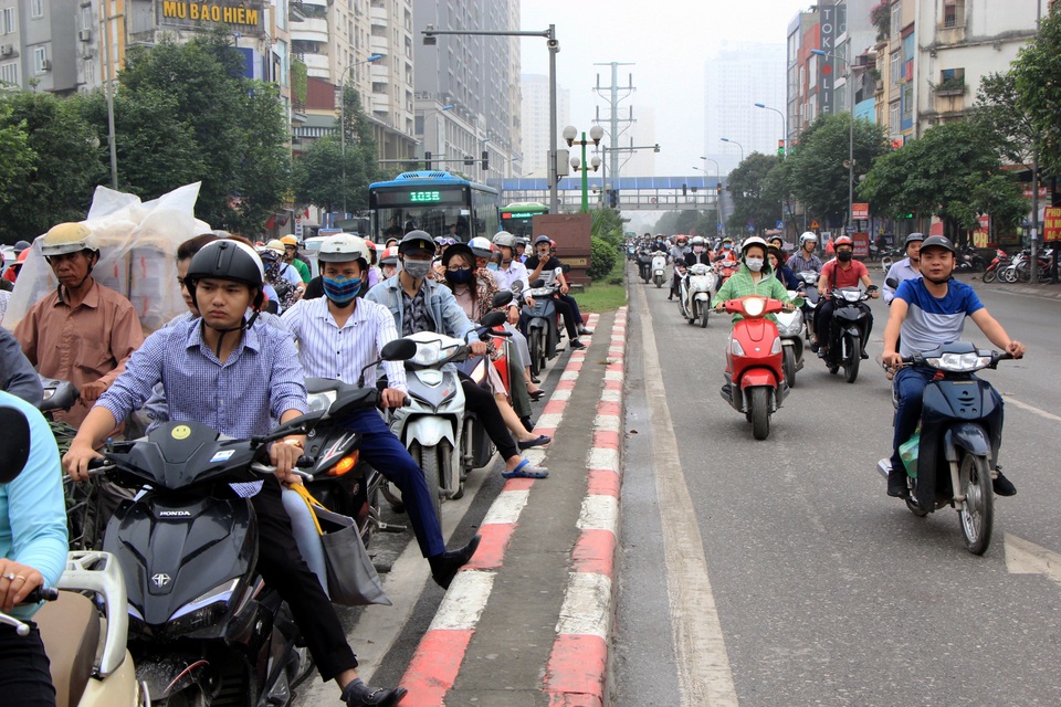 Hà Nội: Xe máy lũ lượt đi ngược chiều trên làn BRT - 12 Hà Nội: Xe máy lũ lượt đi ngược chiều trên làn BRT - 12