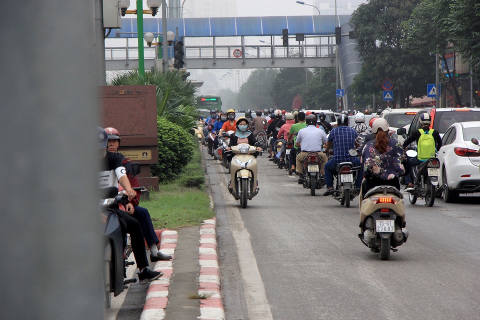 Hà Nội: Xe máy lũ lượt đi ngược chiều trên làn BRT - 10 Hà Nội: Xe máy lũ lượt đi ngược chiều trên làn BRT - 10