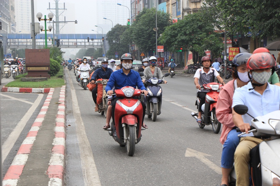 Hà Nội: Xe máy lũ lượt đi ngược chiều trên làn BRT - 9 Hà Nội: Xe máy lũ lượt đi ngược chiều trên làn BRT - 9