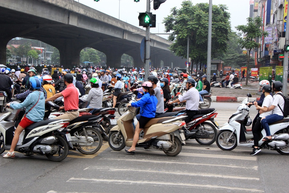 Hà Nội: Xe máy lũ lượt đi ngược chiều trên làn BRT - 1 Hà Nội: Xe máy lũ lượt đi ngược chiều trên làn BRT - 1