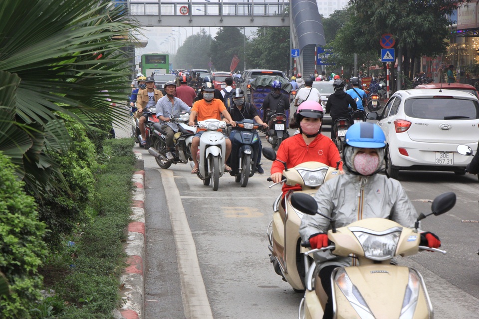 Hà Nội: Xe máy lũ lượt đi ngược chiều trên làn BRT - 7 Hà Nội: Xe máy lũ lượt đi ngược chiều trên làn BRT - 7
