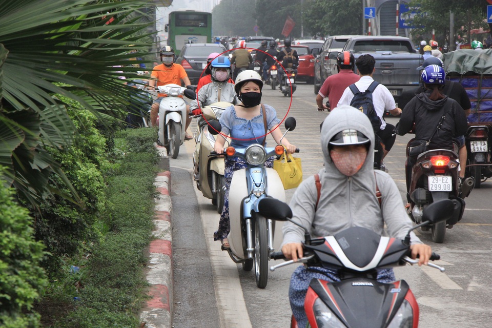 Hà Nội: Xe máy lũ lượt đi ngược chiều trên làn BRT - 5 Hà Nội: Xe máy lũ lượt đi ngược chiều trên làn BRT - 5