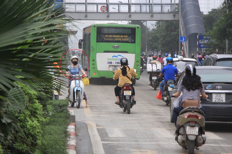 Hà Nội: Xe máy lũ lượt đi ngược chiều trên làn BRT - 4 Hà Nội: Xe máy lũ lượt đi ngược chiều trên làn BRT - 4