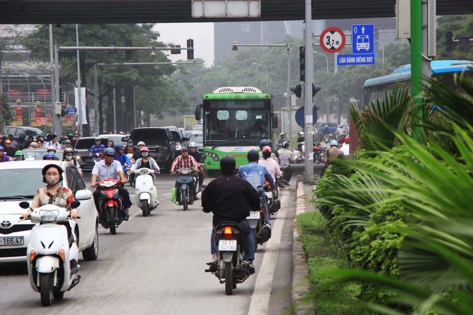 Hà Nội: Xe máy lũ lượt đi ngược chiều trên làn BRT - 2 Hà Nội: Xe máy lũ lượt đi ngược chiều trên làn BRT - 2