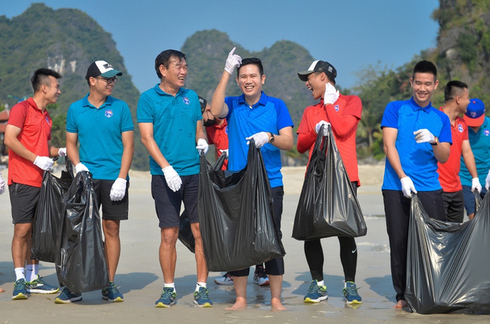 Dàn sao Quảng Ninh đi nhặt rác trước đại chiến vòng 6 V-League - 1 Dàn sao Quảng Ninh đi nhặt rác trước đại chiến vòng 6 V-League - 1