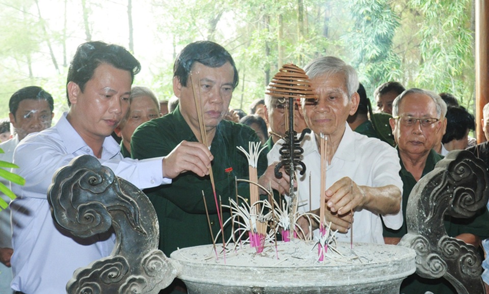Thủ tướng, Chủ tịch Quốc hội gửi vòng hoa tri ân các anh hùng liệt sĩ tại Ngã ba Đồng Lộc - 3 Thủ tướng, Chủ tịch Quốc hội gửi vòng hoa tri ân các anh hùng liệt sĩ tại Ngã ba Đồng Lộc - 3